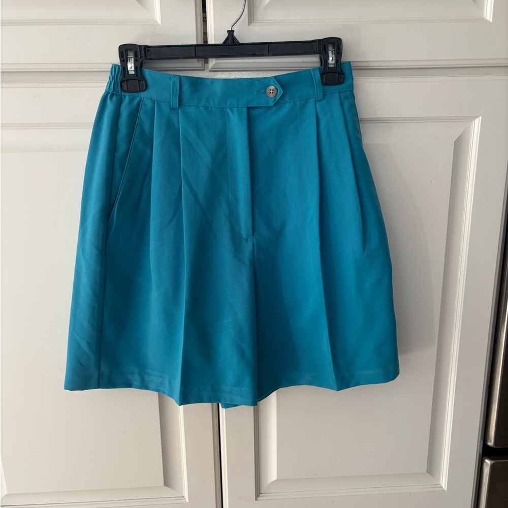Izod women’s golf shorts size 4. Turquoise soft.